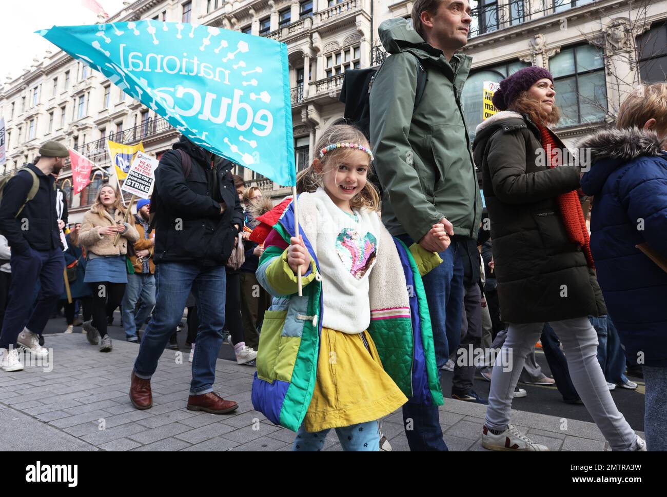 Londres, Royaume-Uni, 1st février 2023. Les familles se sont jointes à des enseignants en grève alors qu’elles ont défilé au Parlement dans le centre de Londres pour demander un salaire équitable. Cette journée a été surnommée « walkout mercredi », car des milliers d'enseignants, de conducteurs de train et d'autobus et de fonctionnaires ont mené des grèves. Crédit : Monica Wells/Alay Live News Banque D'Images