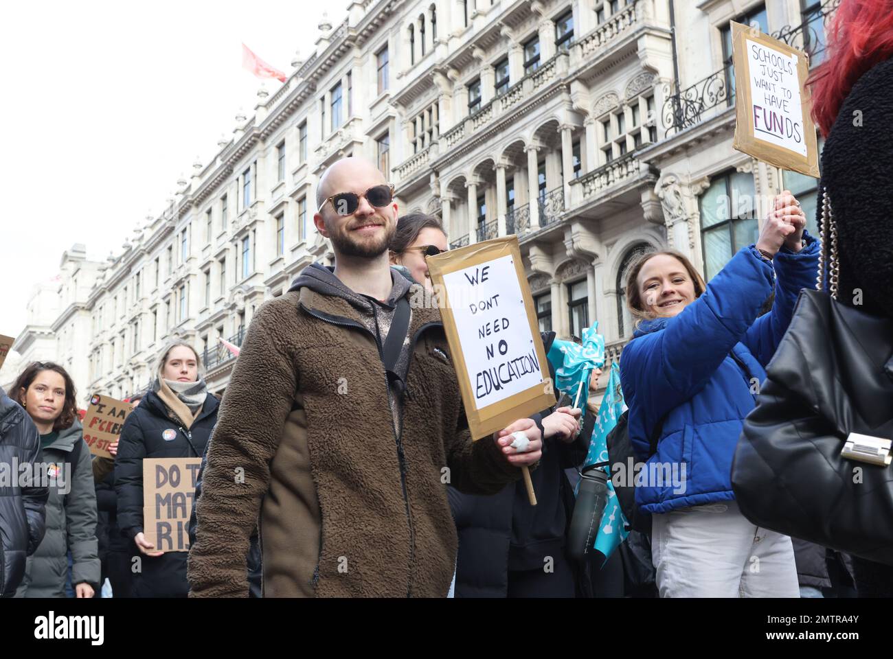Londres, Royaume-Uni, 1st février 2023. Les familles se sont jointes à des enseignants en grève alors qu’elles ont défilé au Parlement dans le centre de Londres pour demander un salaire équitable. Cette journée a été surnommée « walkout mercredi », car des milliers d'enseignants, de conducteurs de train et d'autobus et de fonctionnaires ont mené des grèves. Crédit : Monica Wells/Alay Live News Banque D'Images