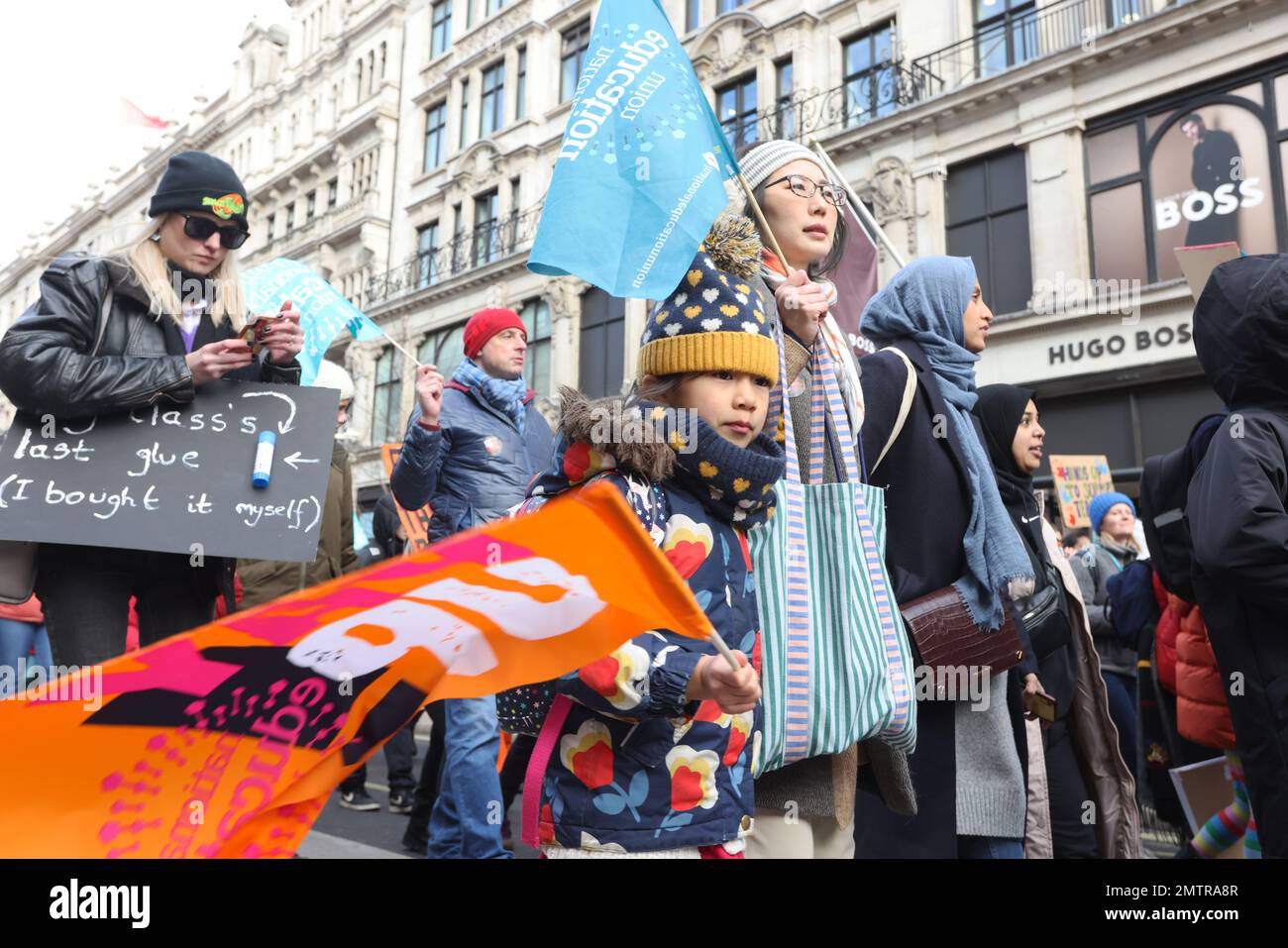 Londres, Royaume-Uni, 1st février 2023. Les familles se sont jointes à des enseignants en grève alors qu’elles ont défilé au Parlement dans le centre de Londres pour demander un salaire équitable. Cette journée a été surnommée « walkout mercredi », car des milliers d'enseignants, de conducteurs de train et d'autobus et de fonctionnaires ont mené des grèves. Crédit : Monica Wells/Alay Live News Banque D'Images