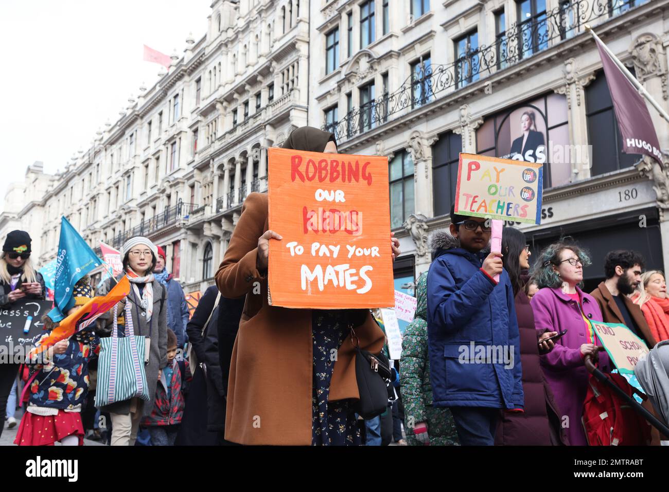 Londres, Royaume-Uni, 1st février 2023. Les familles se sont jointes à des enseignants en grève alors qu’elles ont défilé au Parlement dans le centre de Londres pour demander un salaire équitable. Cette journée a été surnommée « walkout mercredi », car des milliers d'enseignants, de conducteurs de train et d'autobus et de fonctionnaires ont mené des grèves. Crédit : Monica Wells/Alay Live News Banque D'Images
