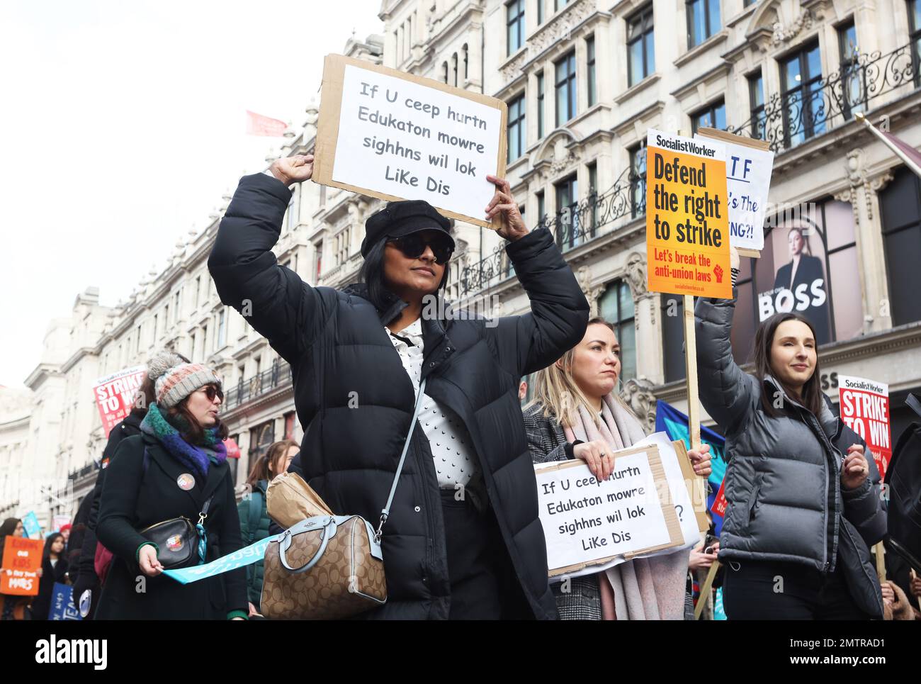 Londres, Royaume-Uni, 1st février 2023. Les familles se sont jointes à des enseignants en grève alors qu’elles ont défilé au Parlement dans le centre de Londres pour demander un salaire équitable. Cette journée a été surnommée « walkout mercredi », car des milliers d'enseignants, de conducteurs de train et d'autobus et de fonctionnaires ont mené des grèves. Crédit : Monica Wells/Alay Live News Banque D'Images