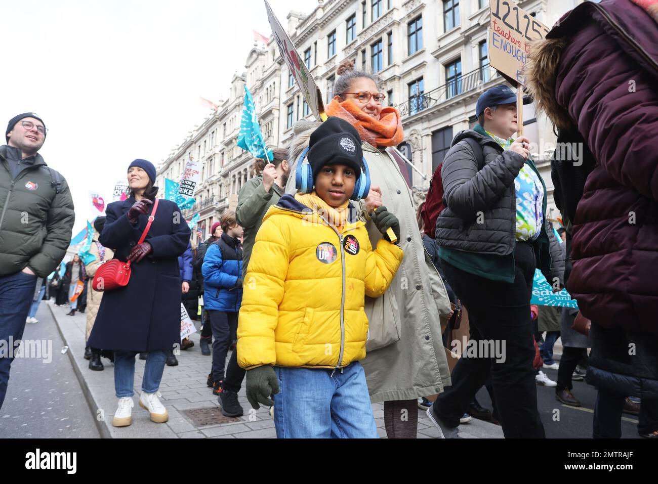 Londres, Royaume-Uni, 1st février 2023. Les familles se sont jointes à des enseignants en grève alors qu’elles ont défilé au Parlement dans le centre de Londres pour demander un salaire équitable. Cette journée a été surnommée « walkout mercredi », car des milliers d'enseignants, de conducteurs de train et d'autobus et de fonctionnaires ont mené des grèves. Crédit : Monica Wells/Alay Live News Banque D'Images