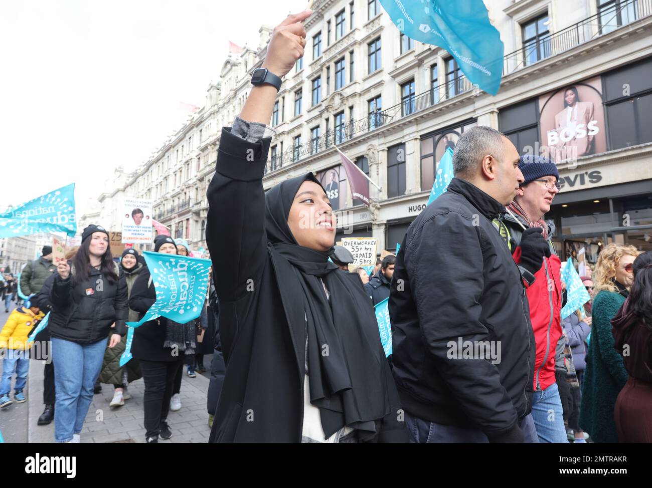 Londres, Royaume-Uni, 1st février 2023. Les familles se sont jointes à des enseignants en grève alors qu’elles ont défilé au Parlement dans le centre de Londres pour demander un salaire équitable. Cette journée a été surnommée « walkout mercredi », car des milliers d'enseignants, de conducteurs de train et d'autobus et de fonctionnaires ont mené des grèves. Crédit : Monica Wells/Alay Live News Banque D'Images