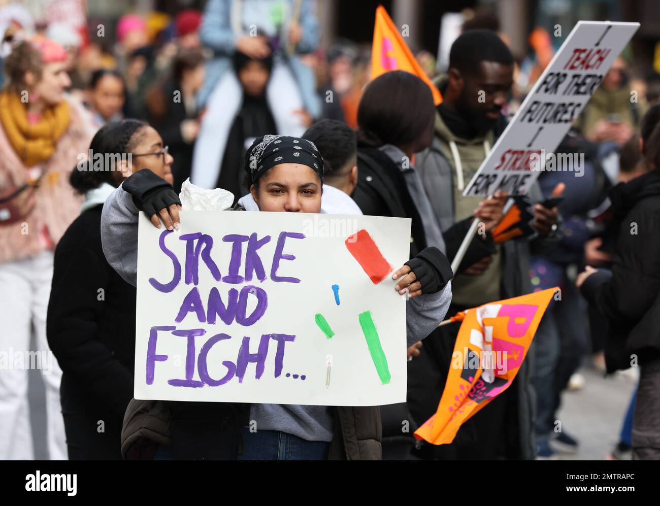 Londres, Royaume-Uni, 1st février 2023. Les familles se sont jointes à des enseignants en grève alors qu’elles ont défilé au Parlement dans le centre de Londres pour demander un salaire équitable. Cette journée a été surnommée « walkout mercredi », car des milliers d'enseignants, de conducteurs de train et d'autobus et de fonctionnaires ont mené des grèves. Crédit : Monica Wells/Alay Live News Banque D'Images