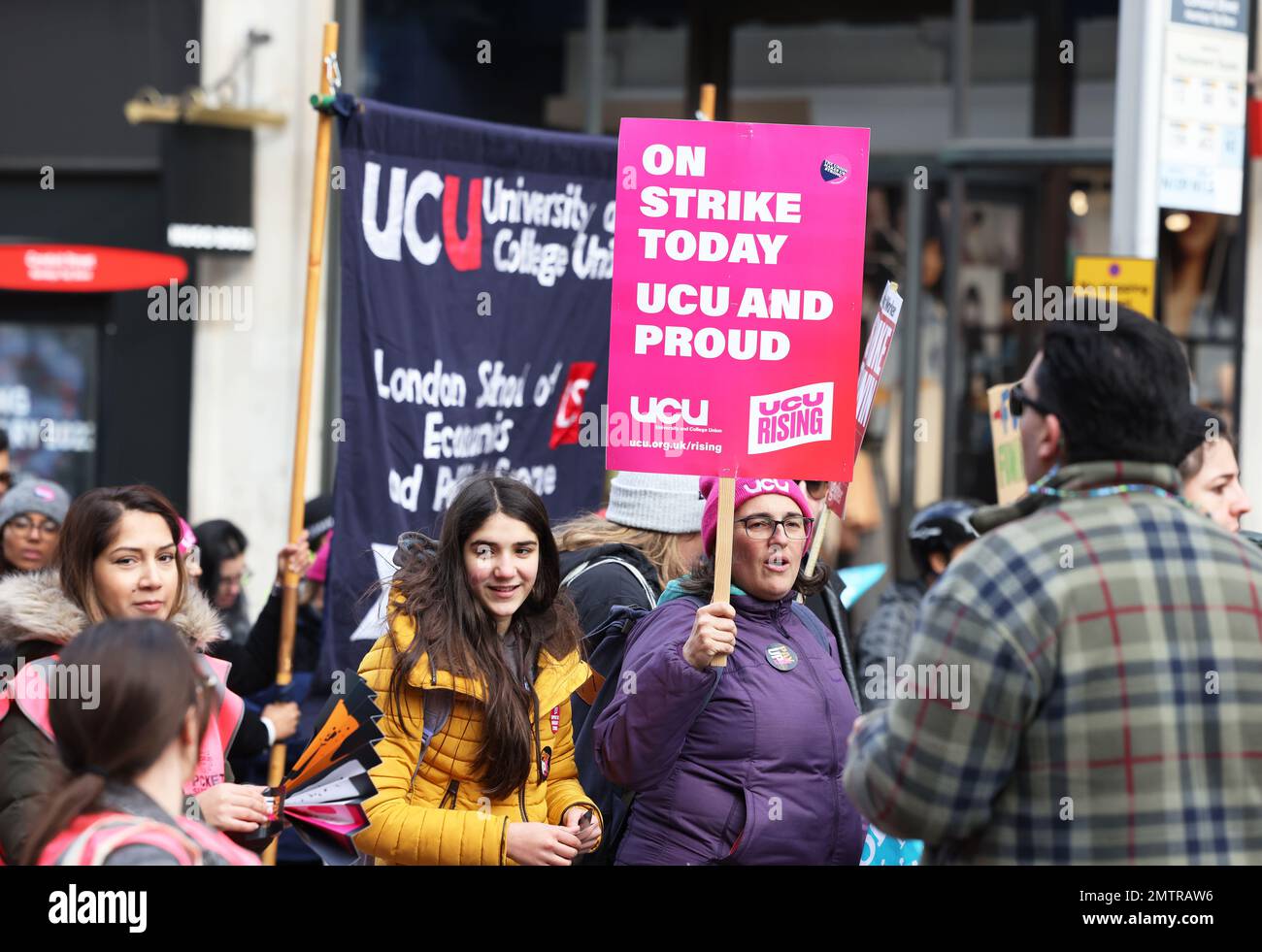 Londres, Royaume-Uni, 1st février 2023. Les familles se sont jointes à des enseignants en grève alors qu’elles ont défilé au Parlement dans le centre de Londres pour demander un salaire équitable. Cette journée a été surnommée « walkout mercredi », car des milliers d'enseignants, de conducteurs de train et d'autobus et de fonctionnaires ont mené des grèves. Crédit : Monica Wells/Alay Live News Banque D'Images