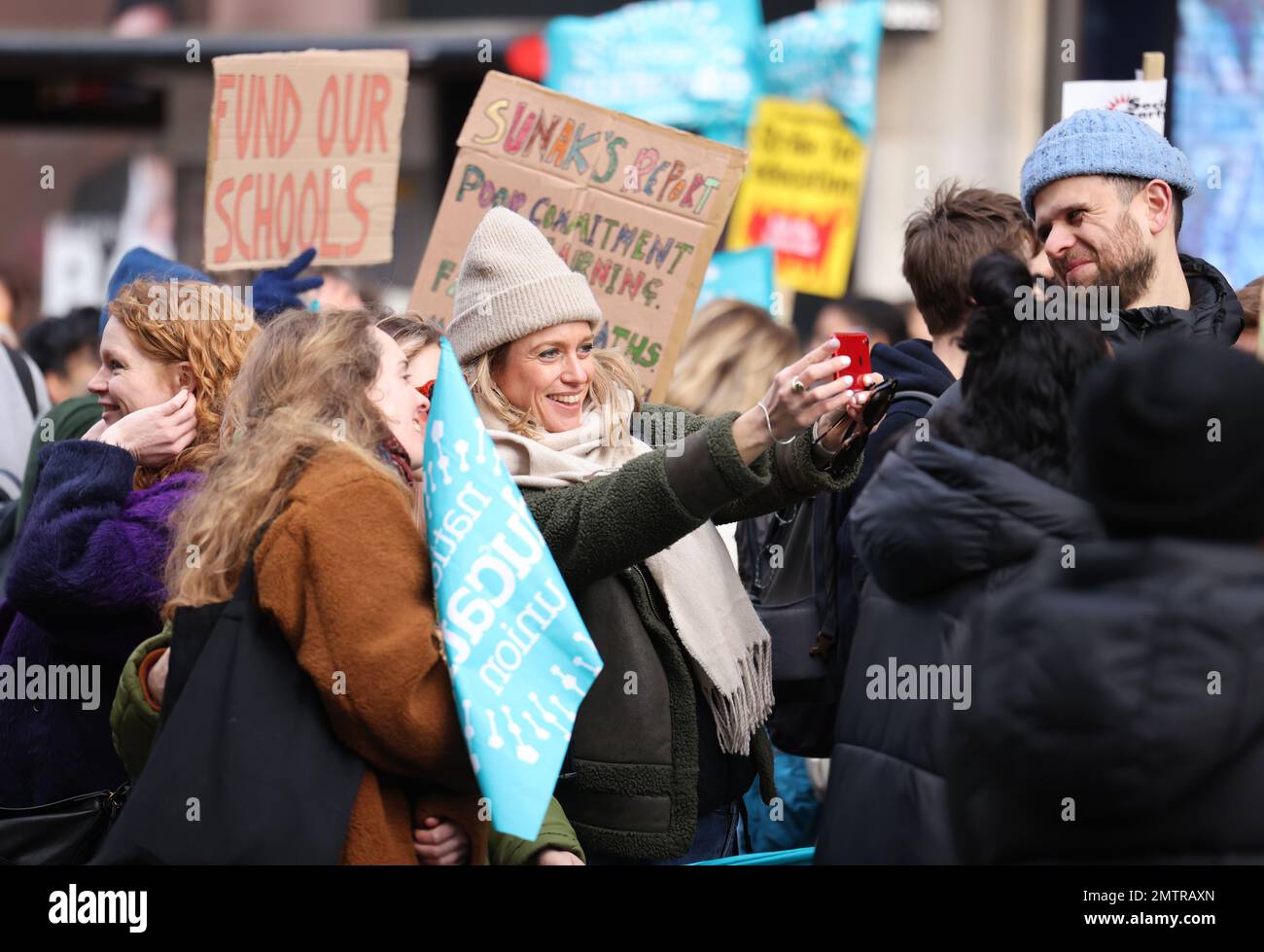 Londres, Royaume-Uni, 1st février 2023. Les familles se sont jointes à des enseignants en grève alors qu’elles ont défilé au Parlement dans le centre de Londres pour demander un salaire équitable. Cette journée a été surnommée « walkout mercredi », car des milliers d'enseignants, de conducteurs de train et d'autobus et de fonctionnaires ont mené des grèves. Crédit : Monica Wells/Alay Live News Banque D'Images