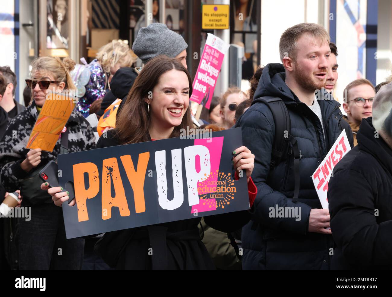 Londres, Royaume-Uni, 1st février 2023. Les familles se sont jointes à des enseignants en grève alors qu’elles ont défilé au Parlement dans le centre de Londres pour demander un salaire équitable. Cette journée a été surnommée « walkout mercredi », car des milliers d'enseignants, de conducteurs de train et d'autobus et de fonctionnaires ont mené des grèves. Crédit : Monica Wells/Alay Live News Banque D'Images