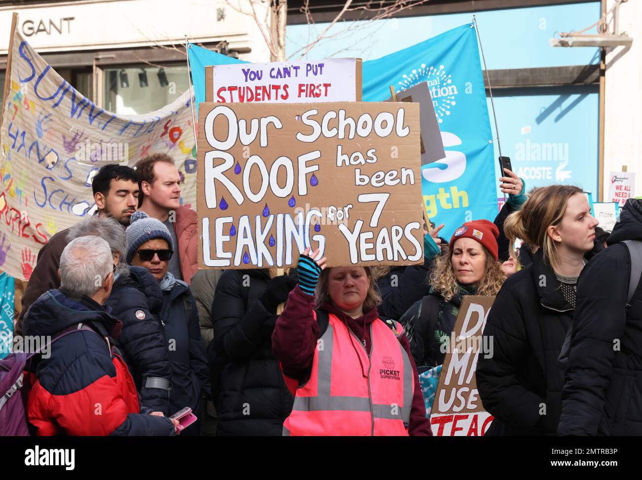 Londres, Royaume-Uni, 1st février 2023. Les familles se sont jointes à des enseignants en grève alors qu’elles ont défilé au Parlement dans le centre de Londres pour demander un salaire équitable. Cette journée a été surnommée « walkout mercredi », car des milliers d'enseignants, de conducteurs de train et d'autobus et de fonctionnaires ont mené des grèves. Crédit : Monica Wells/Alay Live News Banque D'Images
