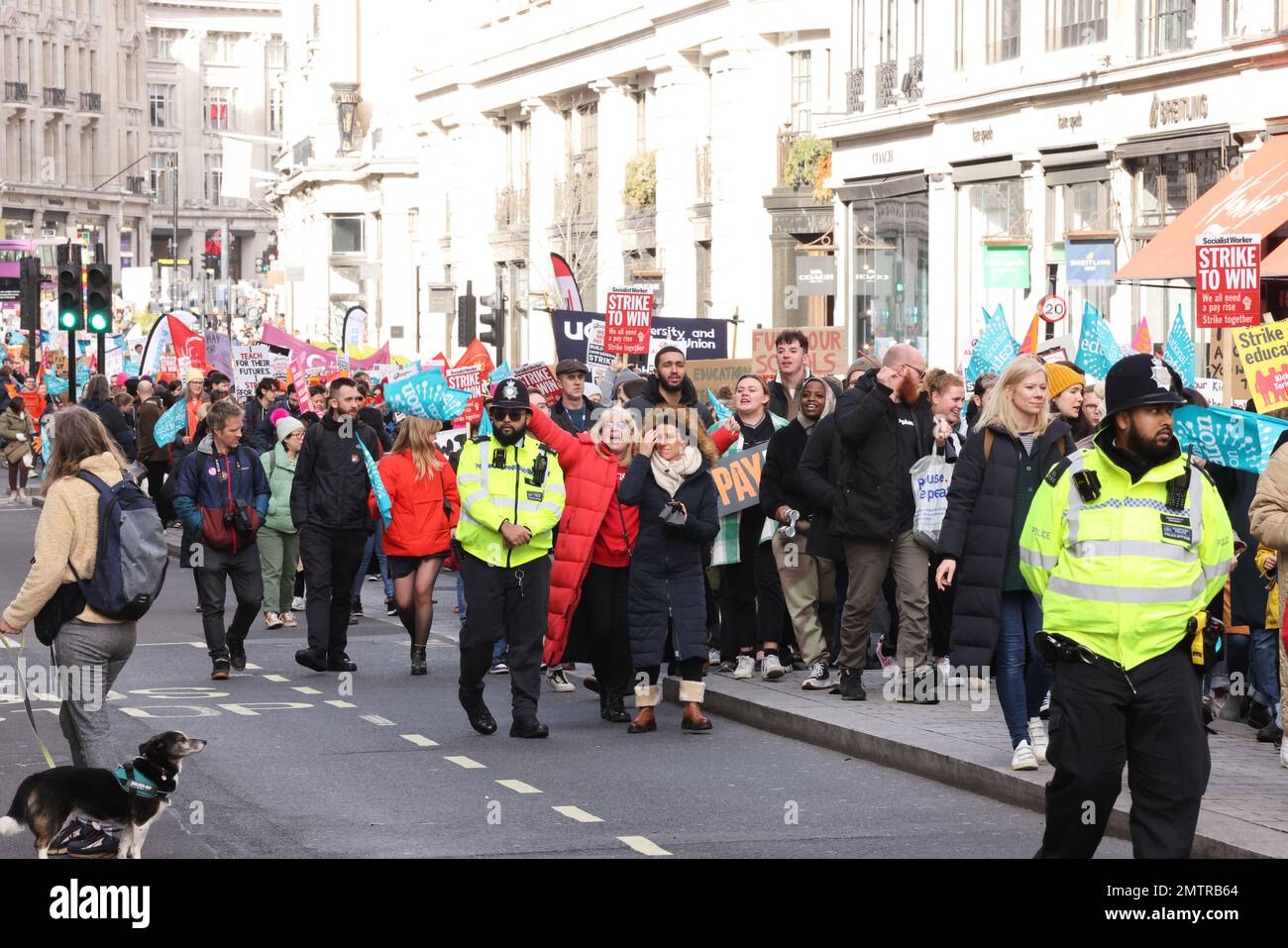 Londres, Royaume-Uni, 1st février 2023. Les familles se sont jointes à des enseignants en grève alors qu’elles ont défilé au Parlement dans le centre de Londres pour demander un salaire équitable. Cette journée a été surnommée « walkout mercredi », car des milliers d'enseignants, de conducteurs de train et d'autobus et de fonctionnaires ont mené des grèves. Crédit : Monica Wells/Alay Live News Banque D'Images
