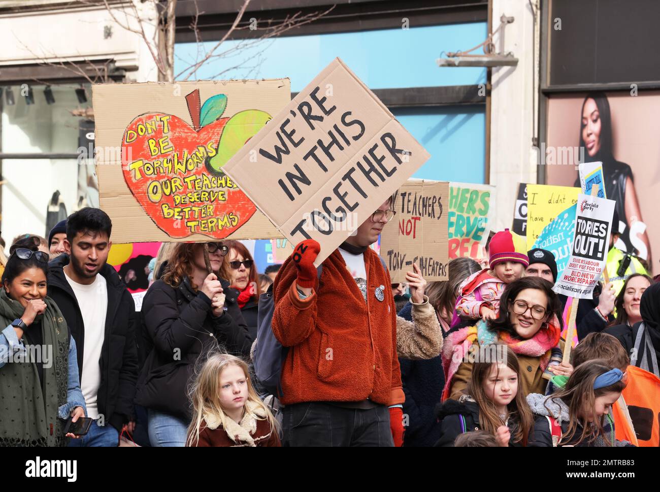 Londres, Royaume-Uni, 1st février 2023. Les familles se sont jointes à des enseignants en grève alors qu’elles ont défilé au Parlement dans le centre de Londres pour demander un salaire équitable. Cette journée a été surnommée « walkout mercredi », car des milliers d'enseignants, de conducteurs de train et d'autobus et de fonctionnaires ont mené des grèves. Crédit : Monica Wells/Alay Live News Banque D'Images
