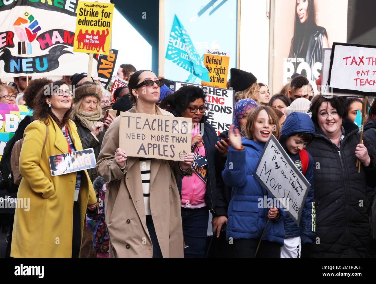 Londres, Royaume-Uni, 1st février 2023. Les familles se sont jointes à des enseignants en grève alors qu’elles ont défilé au Parlement dans le centre de Londres pour demander un salaire équitable. Cette journée a été surnommée « walkout mercredi », car des milliers d'enseignants, de conducteurs de train et d'autobus et de fonctionnaires ont mené des grèves. Crédit : Monica Wells/Alay Live News Banque D'Images