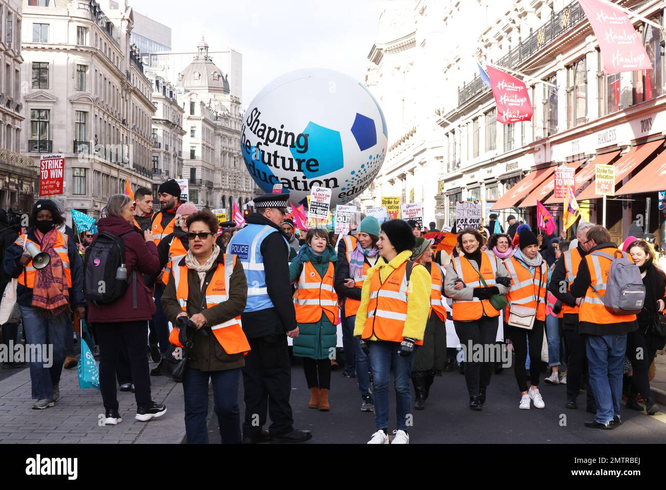 Londres, Royaume-Uni, 1st février 2023. Les familles se sont jointes à des enseignants en grève alors qu’elles ont défilé au Parlement dans le centre de Londres pour demander un salaire équitable. Cette journée a été surnommée « walkout mercredi », car des milliers d'enseignants, de conducteurs de train et d'autobus et de fonctionnaires ont mené des grèves. Crédit : Monica Wells/Alay Live News Banque D'Images