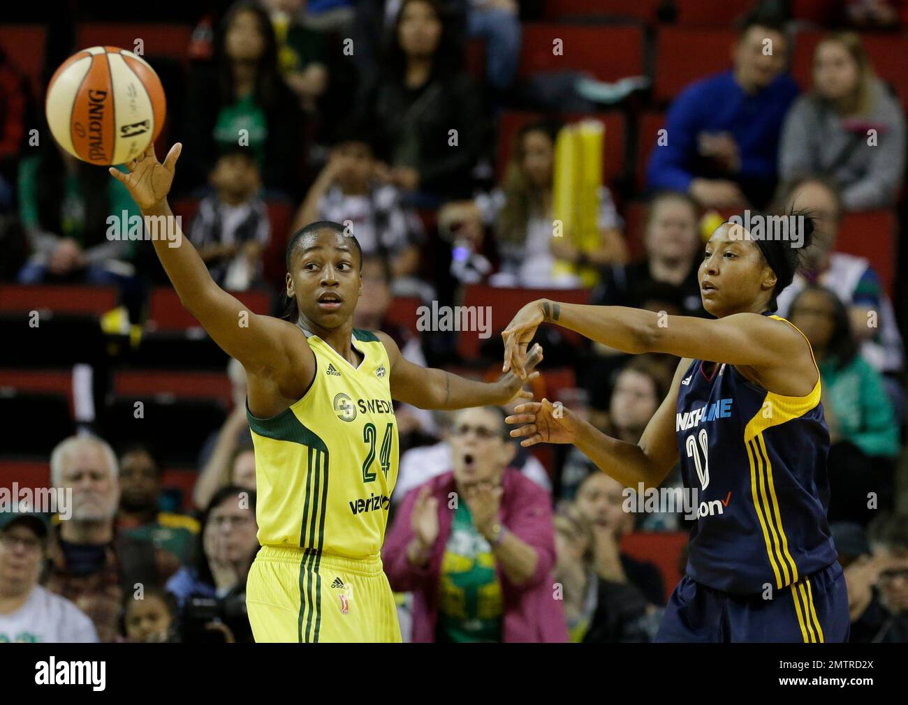 Seattle Storm's Jewell Loyd, left, passes the ball away from Indiana Fever's Briann January in the second half of a WNBA basketball game Sunday, May 14, 2017, in Seattle. The Storm won 87-82. (AP Photo/Elaine Thompson) Banque D'Images