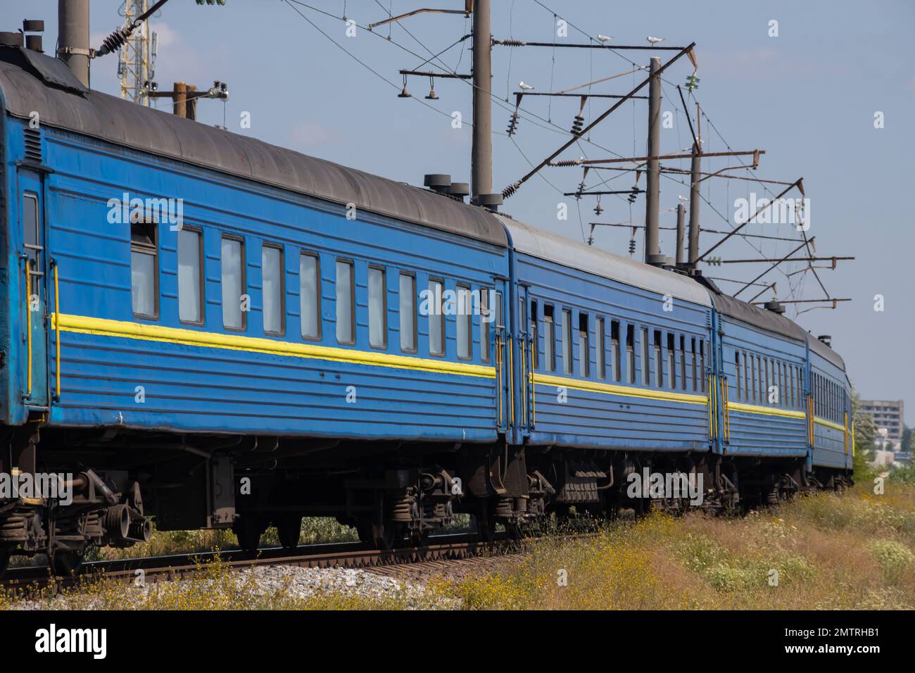 Vieux train de passagers bleu, voitures sur une journée ensoleillée d'été. Banque D'Images