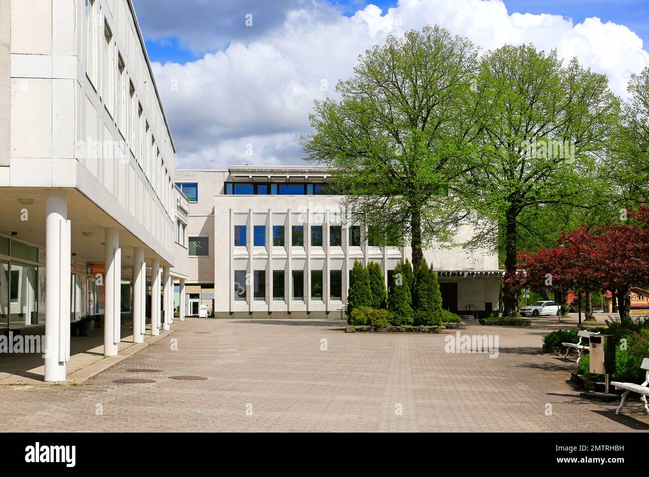 Ekenäs Sparbank Savings Bank bâtiment en marbre blanc et en brique conçu par Alvar Aalto et achevé en 1969. Ekenäs, Raseborg, Finlande. 26 mai 2022 Banque D'Images