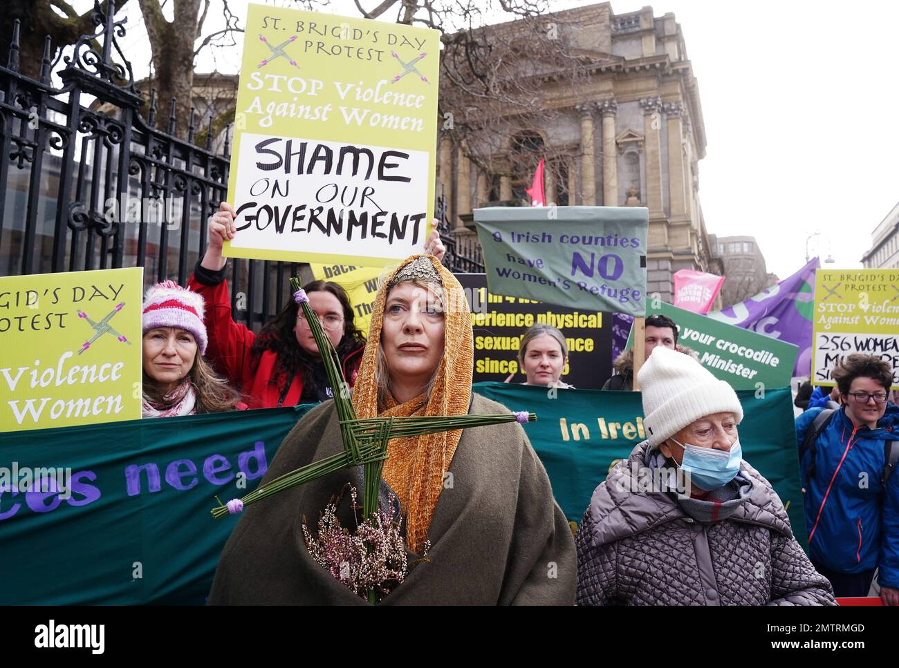 Lisamarie Johnson (au centre à gauche), tenant une rue traditionnelle Brigid's Cross, fait de rushes, assiste à un rassemblement de la St Brigid's Day à l'extérieur de Leinster House, Dublin, appelant le gouvernement à prendre des mesures pour lutter contre la violence contre les femmes en Irlande. Le rassemblement a eu lieu pour coïncider avec le jour de St Brigin’s Day, où des orateurs ont demandé que les femmes soient protégées dans l’esprit de la déesse celtique et de Christian saint Brigi, qui est associé à la guérison. Date de la photo: Mercredi 1 février 2023. Banque D'Images