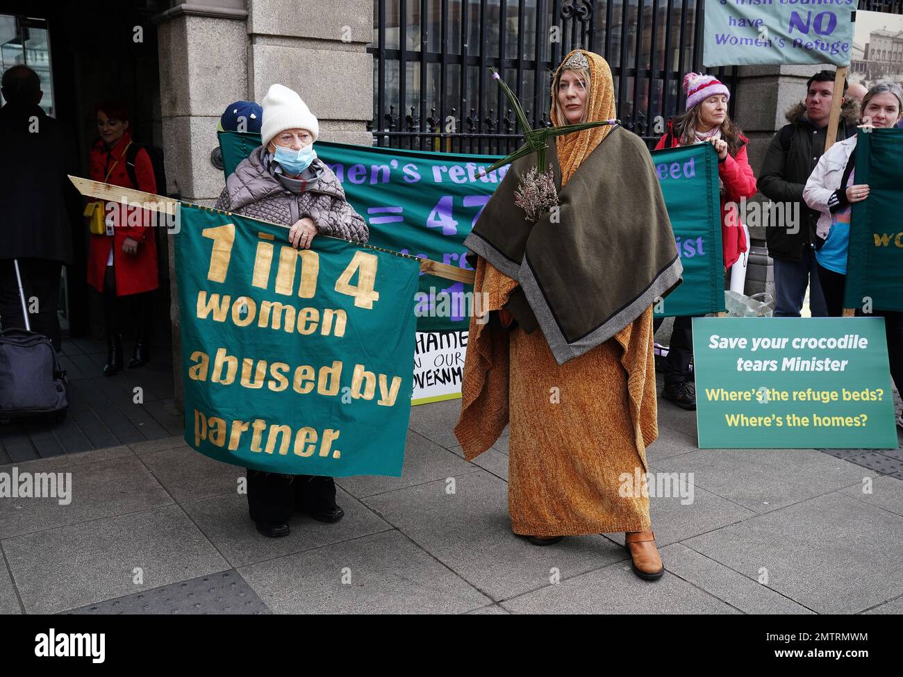 Lisamarie Johnson (à droite), tenant une rue traditionnelle Brigid's Cross, fait de rushes, assiste à un rassemblement de la St Brigid's Day à l'extérieur de Leinster House, Dublin, appelant le gouvernement à prendre des mesures pour lutter contre la violence contre les femmes en Irlande. Le rassemblement a eu lieu pour coïncider avec le jour de St Brigin’s Day, où des orateurs ont demandé que les femmes soient protégées dans l’esprit de la déesse celtique et de Christian saint Brigi, qui est associé à la guérison. Date de la photo: Mercredi 1 février 2023. Banque D'Images