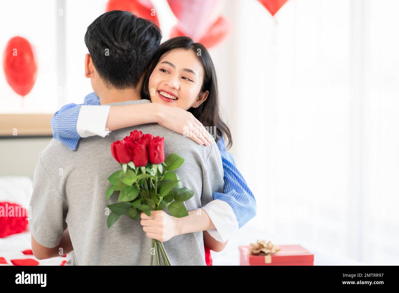 Couple asiatique montrant l'amour surprise donnant des fleurs ou des cadeaux les uns aux autres lors d'occasions importantes telles que les anniversaires de la Saint-Valentin ou de mariage Banque D'Images