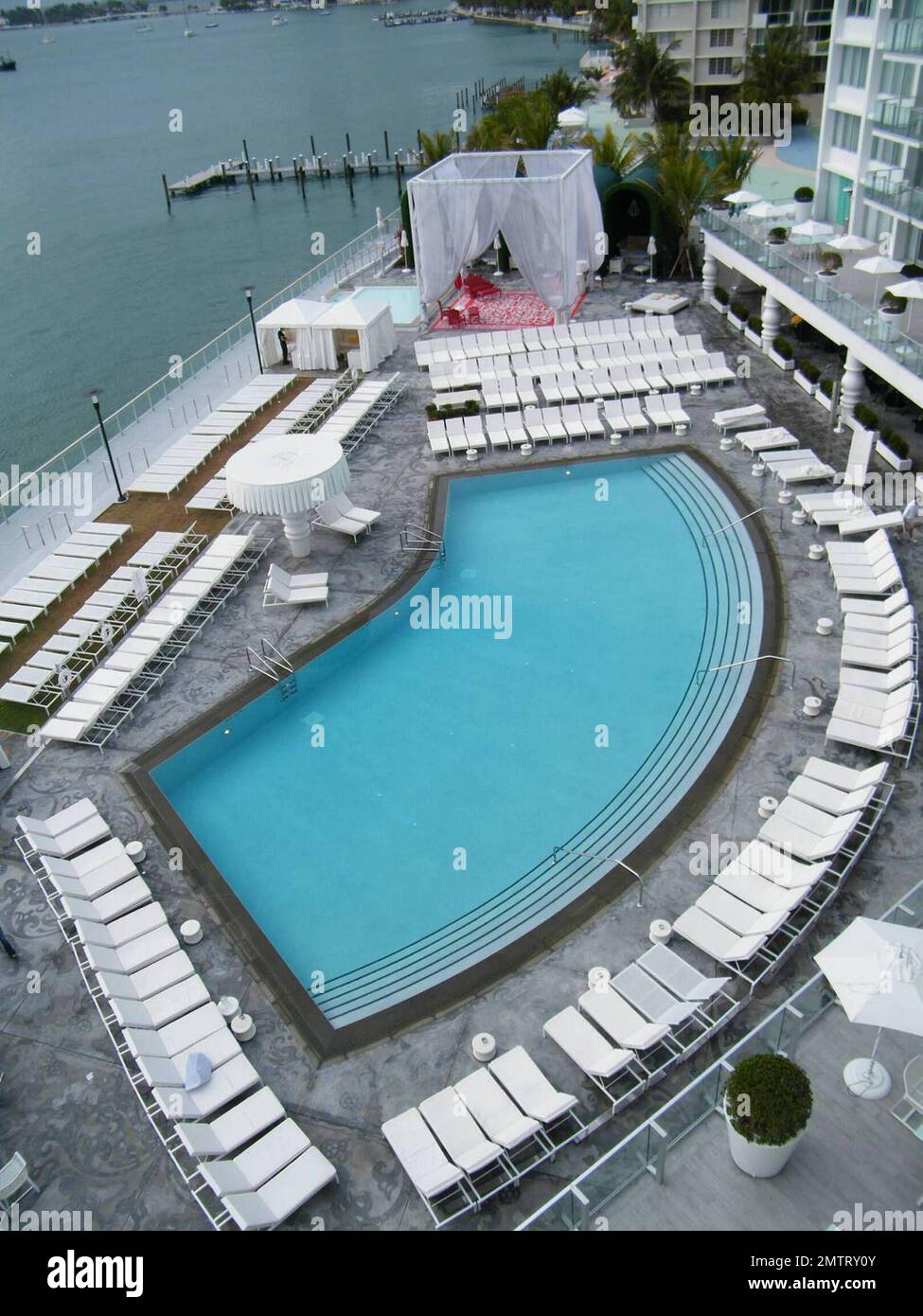 Exclusif !! C'est l'hôtel Mondrian exclusif de South Beach où Jessica Szohr et Ed Westwick ont passé le week-end et ont finalement montré au monde qu'ils étaient un couple. Cet hôtel au bord de l'eau, inspiré d'un conte de fées, comprend un jardin de baisers, plusieurs piscines, un spa et une salle de sport, un salon extérieur et un salon au coucher du soleil. Miami, Floride. 3/21/09. Banque D'Images