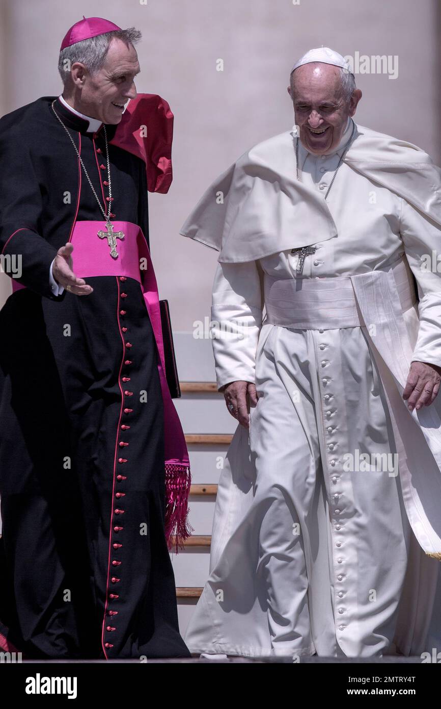 Vatican, Vatican, le 26 juin 2019. Monsignor Georg Gaenswein et le Pape françois lors d'une audience générale hebdomadaire sur la place Sant Peter Banque D'Images