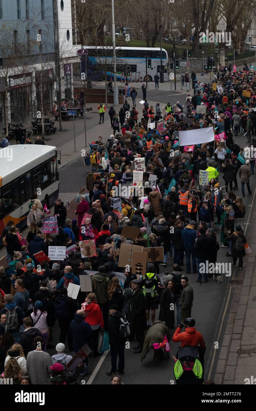 Bristol, Royaume-Uni. 1st févr. 2023. Les manifestants qui participent en mars pour un salaire équitable et le droit de grève, dans le cadre de la journée nationale d'action. Crédit : J.B. Coll Banque D'Images