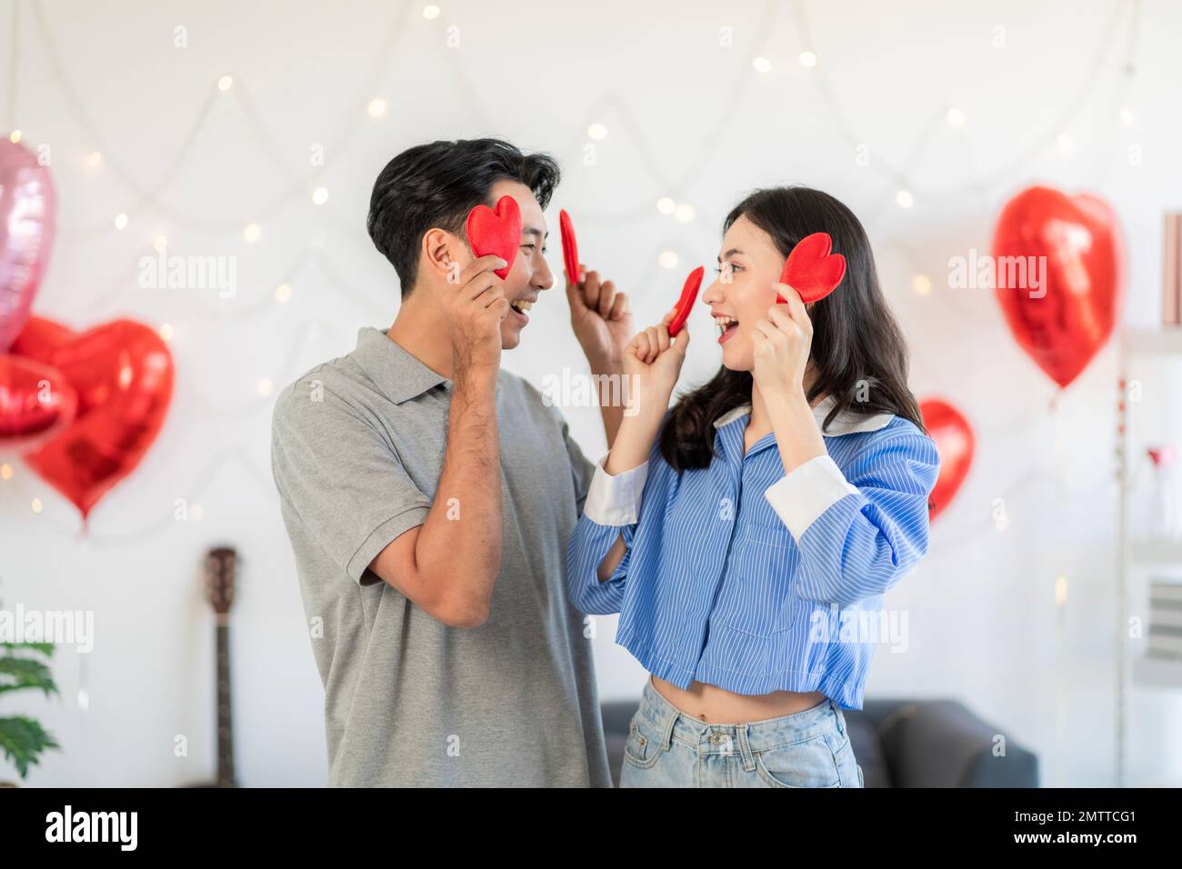 Couple asiatique montrant l'amour surprise donnant des fleurs ou des cadeaux les uns aux autres lors d'occasions importantes telles que les anniversaires de la Saint-Valentin ou de mariage Banque D'Images