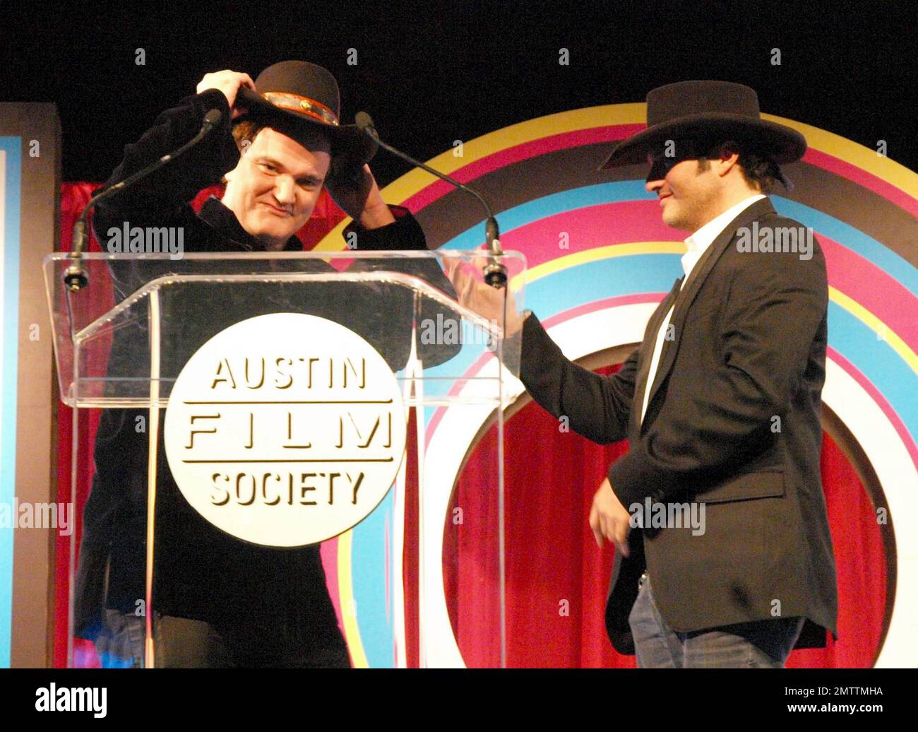 Quentin Tarantino reçoit le prix « Texan honoraire » décerné par le directeur des « prédateurs », Robert Rodriguez, lors du Texas film Hall of Fame de la Austin film Society. L'événement a donné le coup d'envoi du festival SXSW 2010, au cours duquel 30 000 réalisateurs de films, de multimédia et de musique se rassemblent à Austin, au Texas, pour une semaine de célébration des arts Austin, Texas. 3/12/10. . Banque D'Images