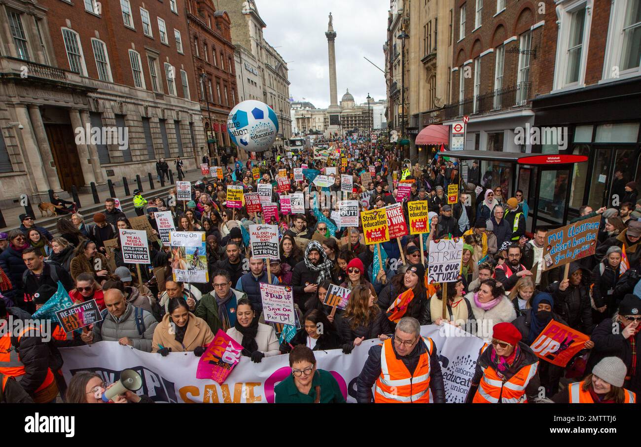 Londres, Angleterre, Royaume-Uni. 1st févr. 2023. Les manifestants sont vus à Whitehall après une marche de la BBC pour protéger le droit de grève Mars le jour où environ 500000 travailleurs, enseignants et fonctionnaires sortent dans le jour de l'action. (Credit image: © Tayfun Salci/ZUMA Press Wire) USAGE ÉDITORIAL SEULEMENT! Non destiné À un usage commercial ! Banque D'Images