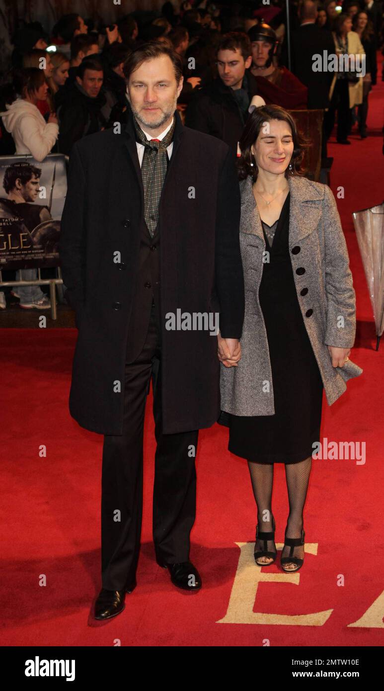 David Morrissey et la femme Esther Freud, romancière britannique, fille du peintre Lucien Freud et arrière-petite-fille de Sigmund Freud, posent pour les photographes sur le tapis rouge à la première britannique de 'The Eagle', dirigée par Kevin Macdonald et mettant en vedette Channing Tatum, Jamie Bell et Donald Sutherland, tenue à l'Empire Leicester Square. Le travail passé de Director Macdonald comprend « État du jeu » et « le dernier roi d'Écosse ». Londres, Royaume-Uni. 03/09/11. Banque D'Images