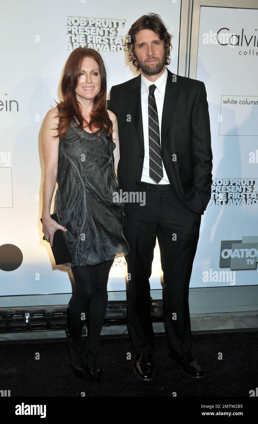 Julianne Moore et Bart Freundlich à la première édition du prix annuel de l'art présenté par Calvin Klein, New York, NY, 10/29/09. Banque D'Images