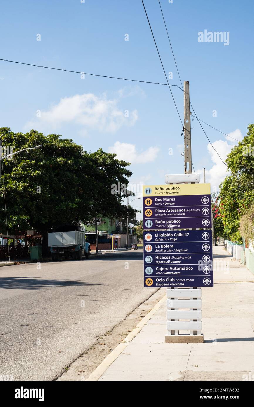 Panneaux indiquant les attractions de Varadero, Cuba Banque D'Images