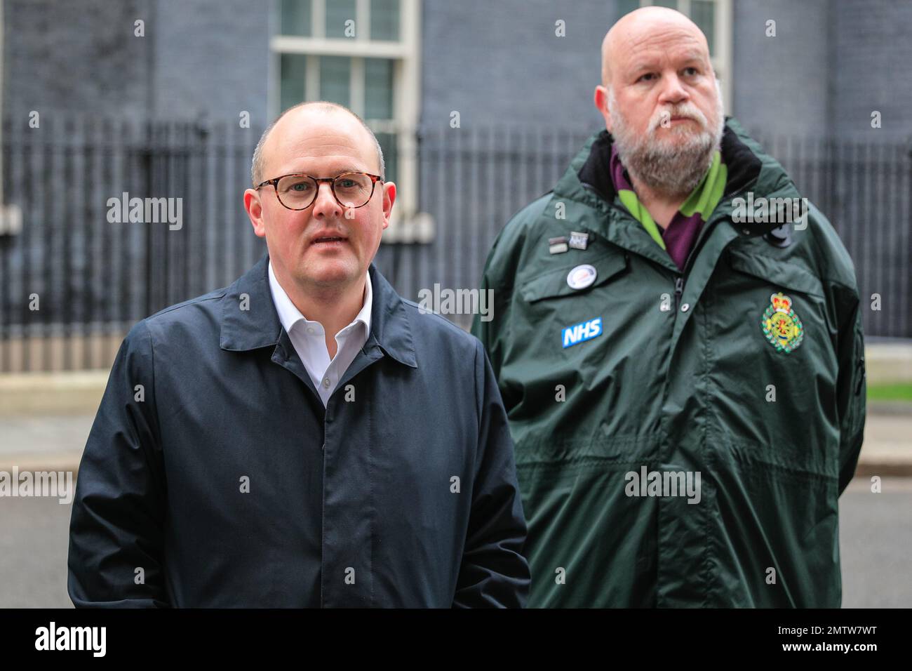 Londres, Royaume-Uni. 01st févr. 2023. Paul Nowak (secrétaire général TUC, au milieu), Eddie Brand (à droite) dans Downing Street. Des représentants syndicaux de la TUC, de l'Unison et des Brigades de feu ont présenté aujourd'hui une pétition au 10 Downing Street, à la suite de la grande marche de la TUC à Londres plus tôt. Kasey LeGall (Syndicat des Brigades pompiers), Paul Nowak (Secrétaire général TUC), Kate Bell (Secrétaire générale adjointe TUC) et Eddie Brand (Secrétaire de branche du Service de l'ambulance de Londres à l'unisson) ont remis la pétition. Credit: Imagetraceur/Alamy Live News Banque D'Images