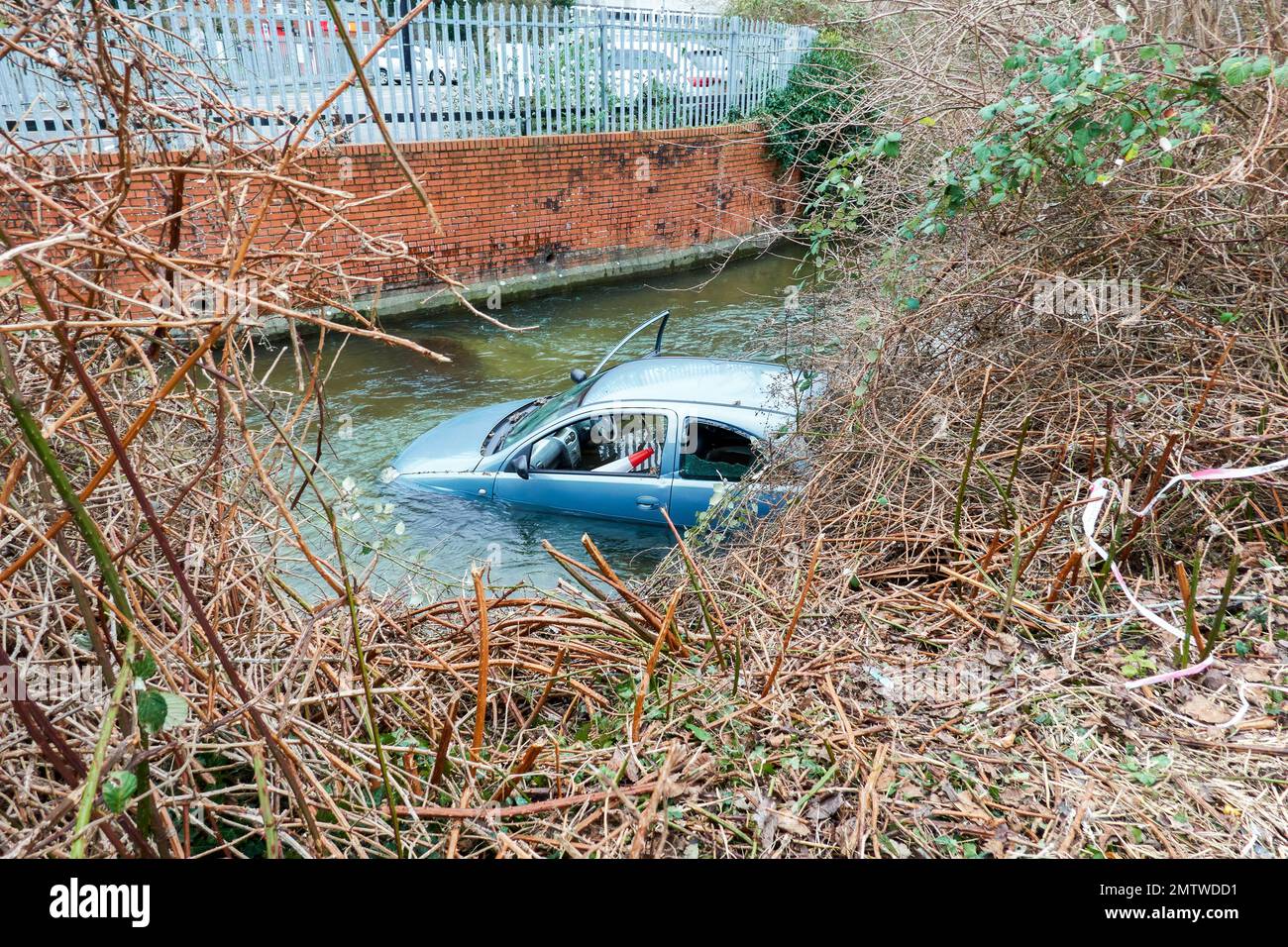 Voiture dans la rivière Avon à Salisbury, Royaume-Uni Banque D'Images