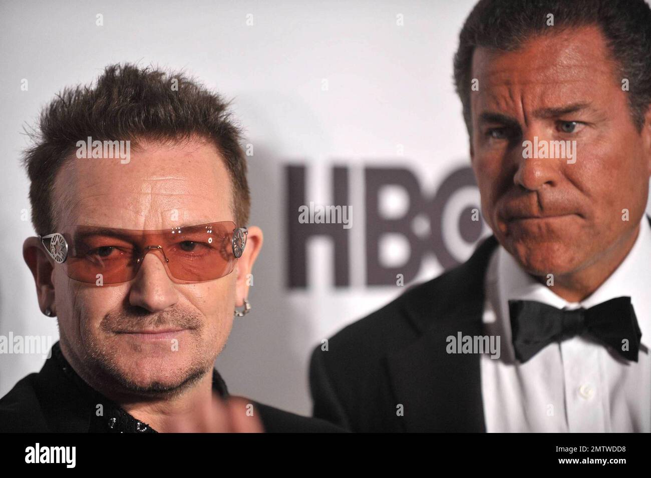 Bono et Richard Pletler, co-président d'HBO, arrivent à l'hôtel Ace pour la  première de « l'effet Lazarus », un film de sensibilisation présenté par  HBO et réalisé par la photographe Brigitte Lacombe.