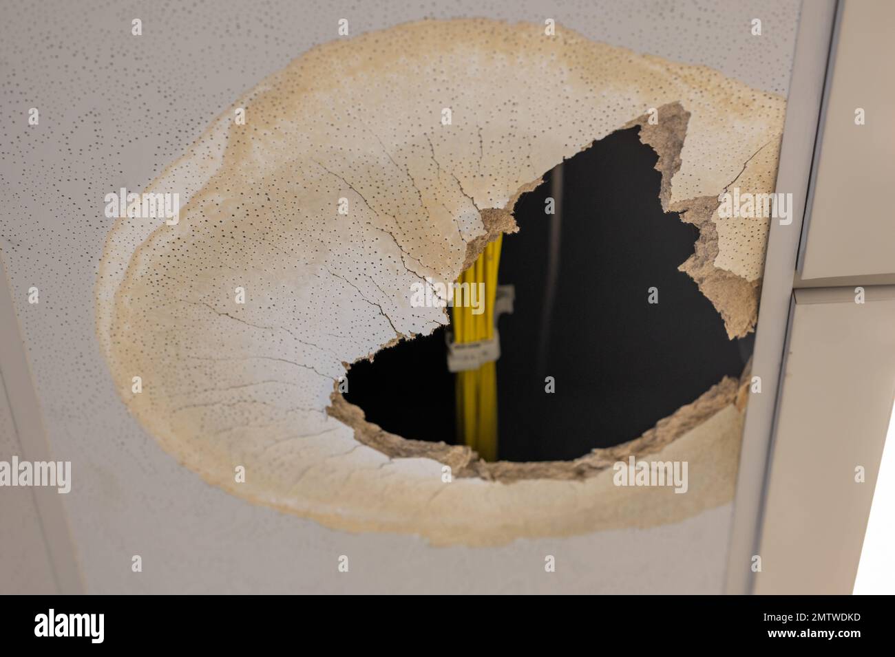Un trou ouvert dans le plafond causé par un dégât d'eau. Banque D'Images