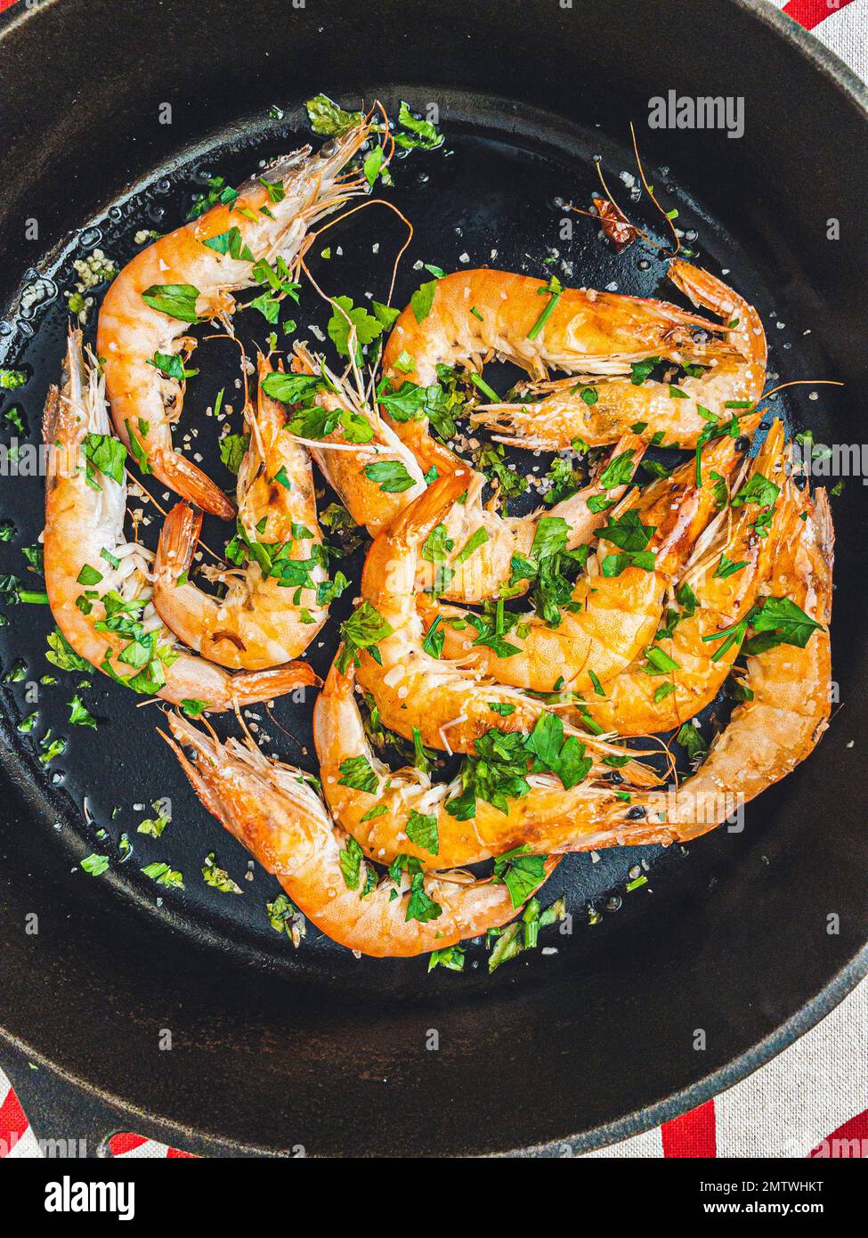 Crevettes grillées au persil dans une poêle. Banque D'Images
