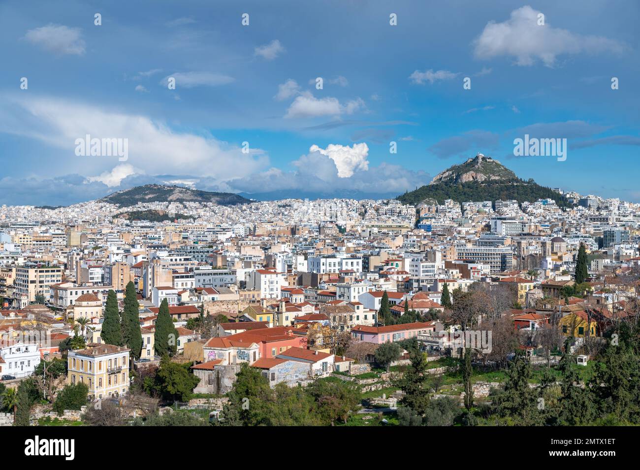 Vue d'ensemble de la vieille ville et de l'architecture moderne à Athènes, Grèce. La colline se dresse Lycabette. Banque D'Images