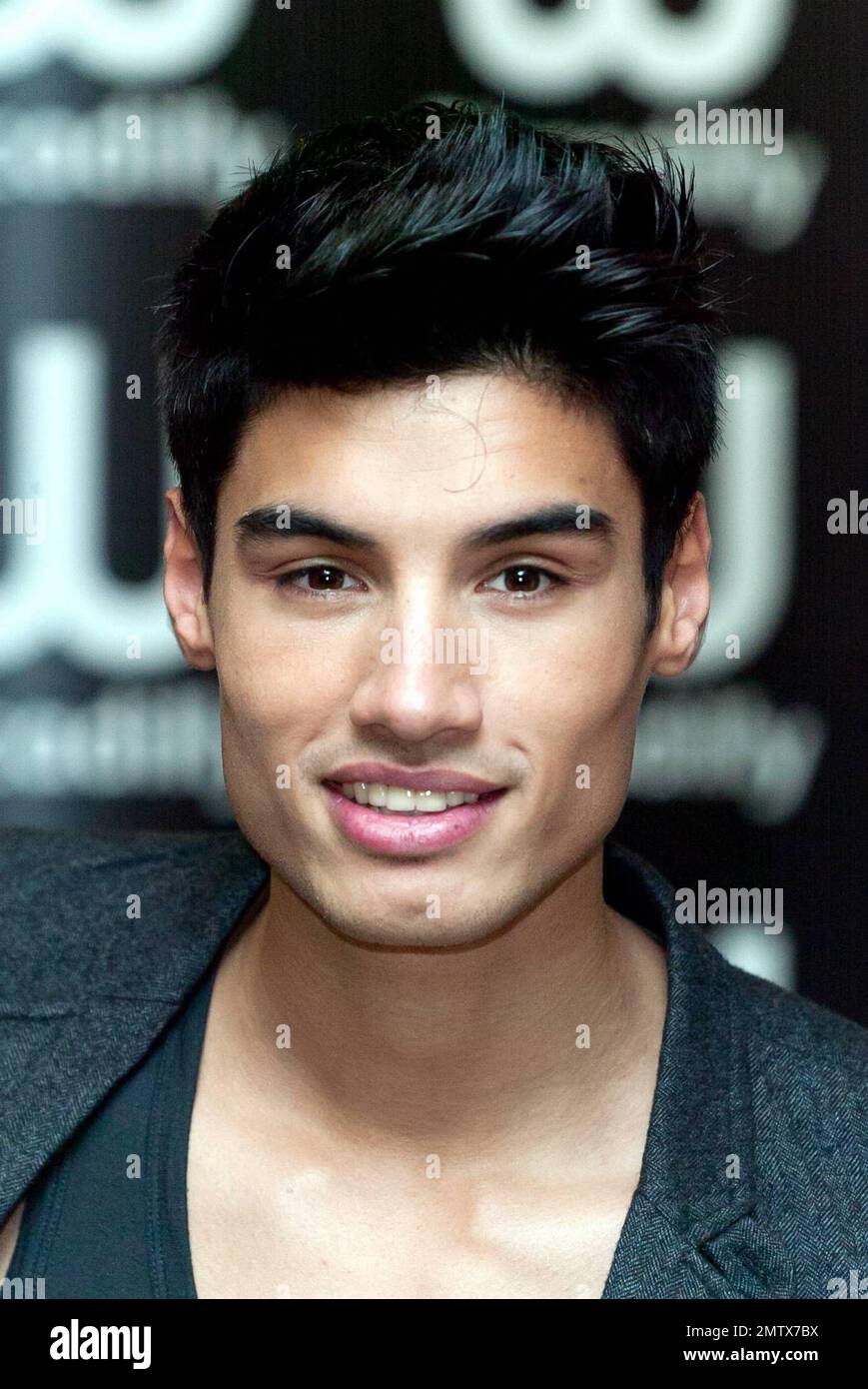 Siva Kaneswaran du groupe The Wanted lors de la signature par le groupe de son nouveau livre « The Wanted: Our Story, Our Way - 100% Official » à Waterstone's Piccadilly. Londres, Royaume-Uni. 11/5/10. Banque D'Images