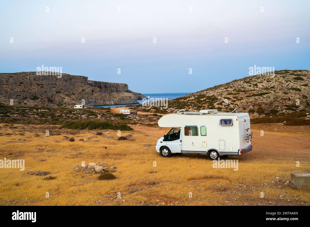 Motorhome garée sur une incroyable plage de Tendopoula, Crète, Grèce