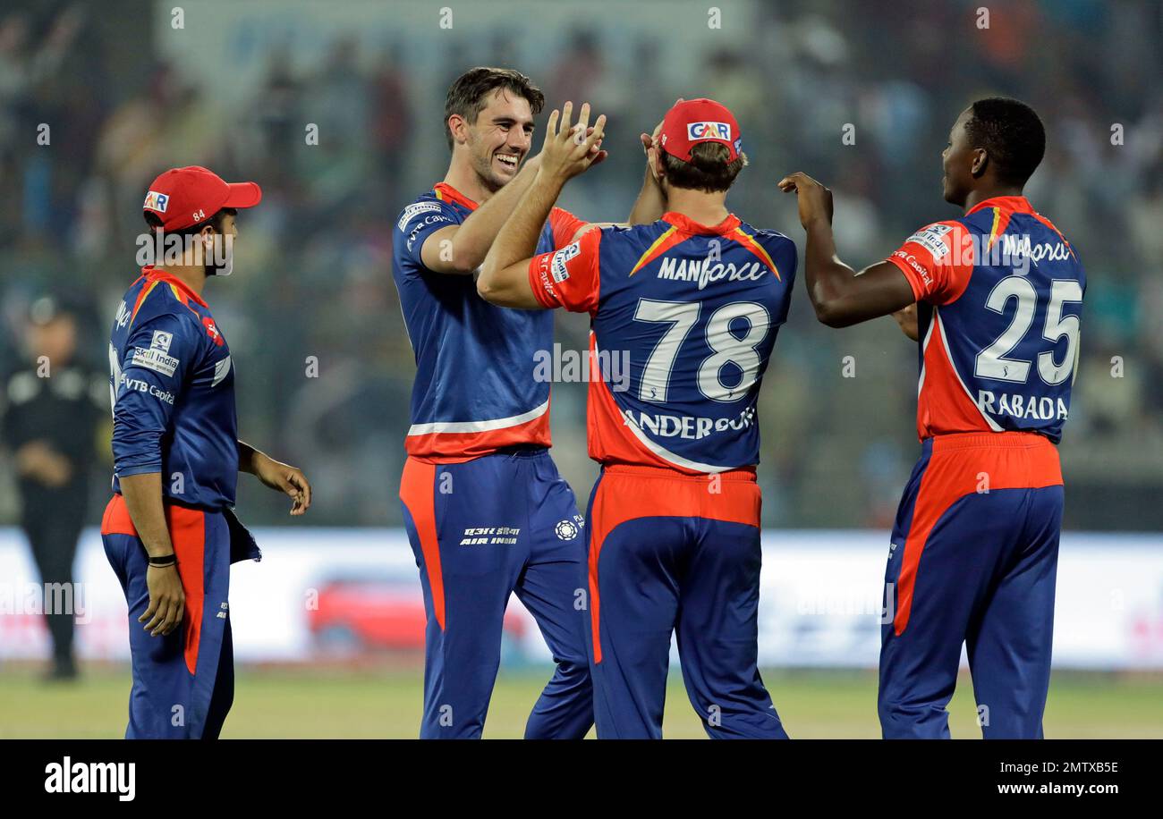 Delhi Daredevils' Pat Cummins, second left, celebrates with teammate Corey Anderson, second right, and others the dismissal of Gujarat Lions' Dinesh Karthik during their Indian Premier League (IPL) cricket match in New Delhi, India, Thursday, May 4, 2017. (AP Photo/Tsering Topgyal) Banque D'Images