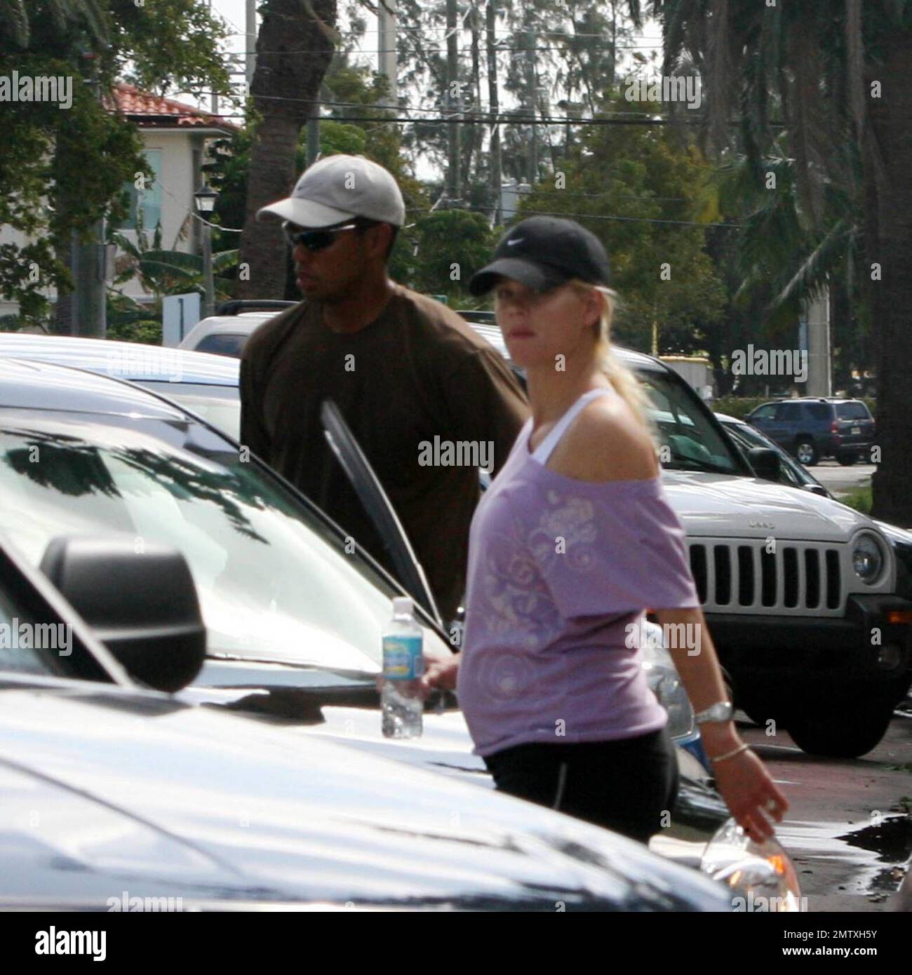 Exclusif !! La superstar du golf Tiger Woods et sa femme Elin font une pause de leur yacht « Privacy » pour aller à une salle de sport locale. Même si Elin est enceinte et montre, elle aime toujours s'entraîner et garder la forme. Miami Beach, FL, 3/25/07 Banque D'Images