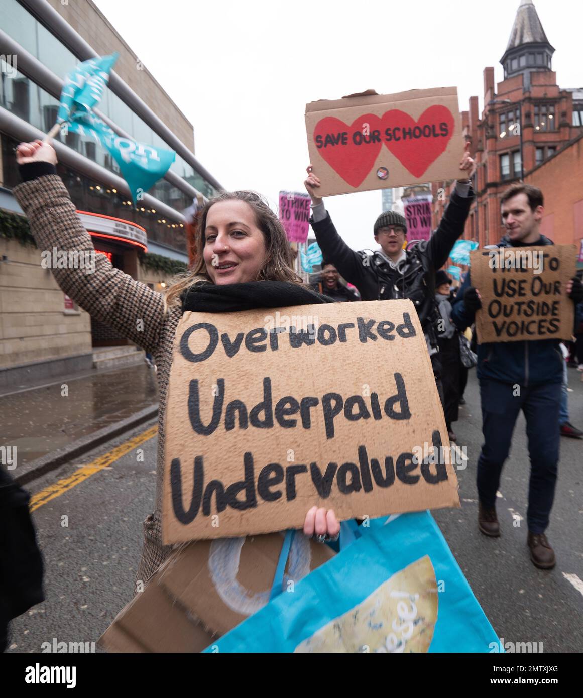 Manchester 1st février 2023 le Congrès des syndicats (TUC) a appelé mercredi 1 février à une journée nationale "protéger le droit de grève". LES enseignants NEU, les fonctionnaires PCS, les travailleurs de l'UCU dans l'enseignement supérieur et les conducteurs de train dans ASLEF et RMT ont fait des stries sur la journée. Les marcheurs se sont rassemblés à 12:30 sur la place Saint-Pierre de Manchester pour un rallye et une marche. Le TUC a promis de lutter contre la nouvelle grève qui restreint « chaque étape du chemin », y compris par le Parlement et les tribunaux. L'organe syndical dit que les nouveaux plans anti-grève du gouvernement sont irréalisables et presque certainement en violation du droit international. TUC Gener Banque D'Images