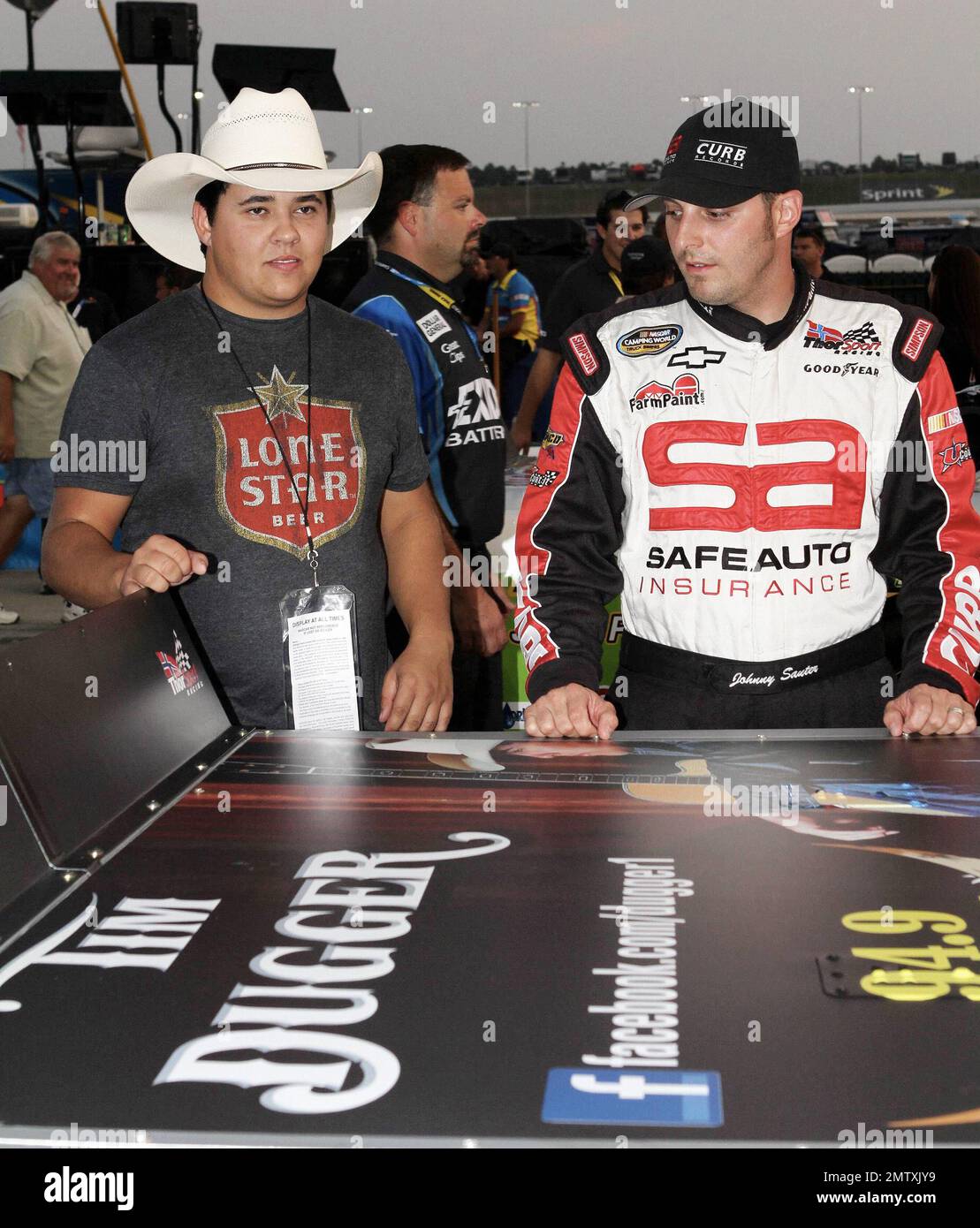 Sensation de musique country up et coming Tim Dugger et le pilote Johnny Sauter attendent par le camion de Sauter avant le début de la NASCAR Camping World Truck Series Good Sam 200 au circuit automobile d'Atlanta, en Géorgie. 2nd septembre 2011. Banque D'Images