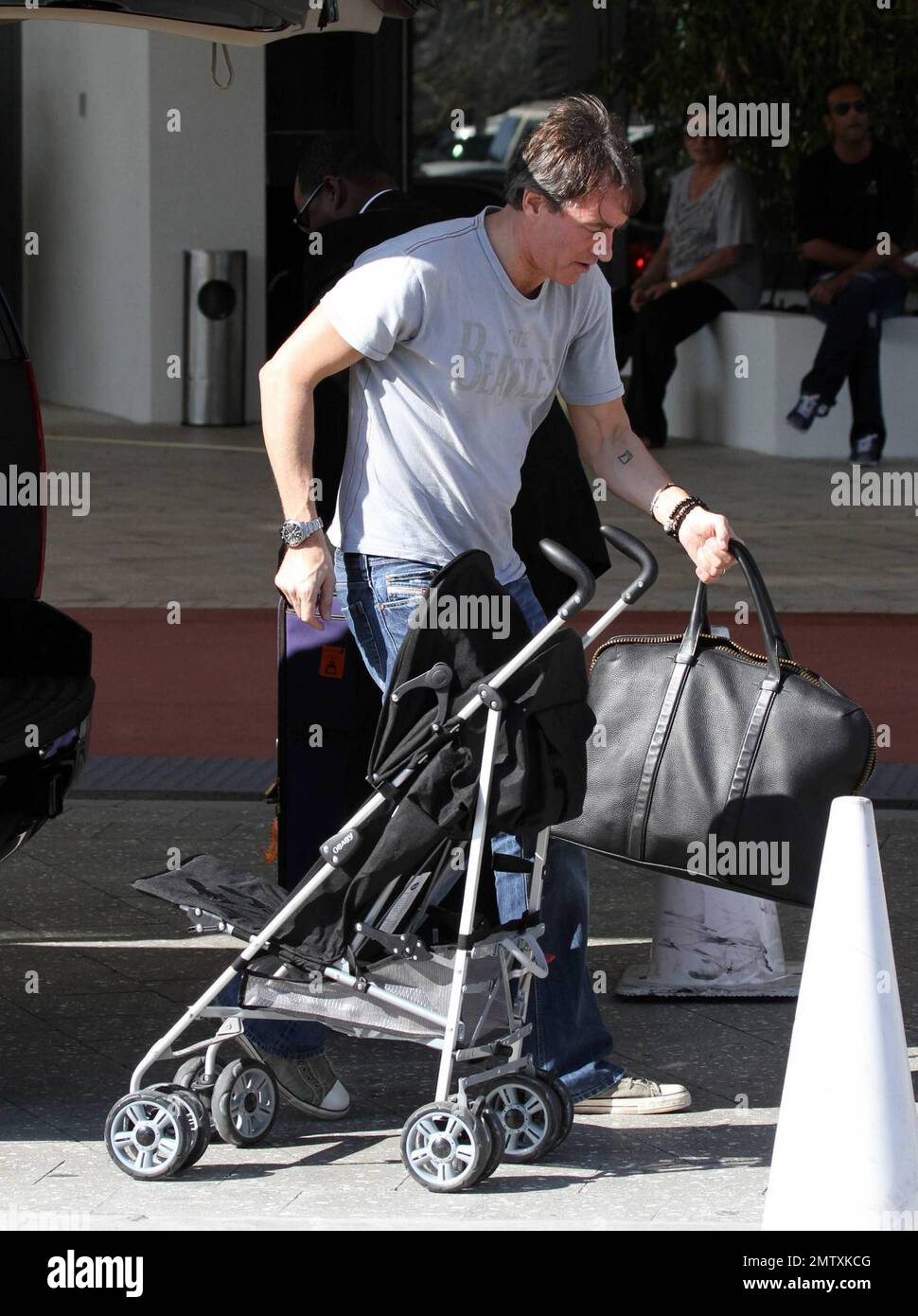 EXCLUSIF !! L'héritier Tim Jefferies, Green Shield, arrive en Floride du Sud avec sa fille Coco pour des vacances en famille. Tim est arrivé sur le vol long-courrier de Londres portant un t-shirt et un Jean Beatles. Sa femme Malin faisait également partie du groupe mais n'a pas été vue dans ces images. Miami, Floride. 4/1/10. . Banque D'Images