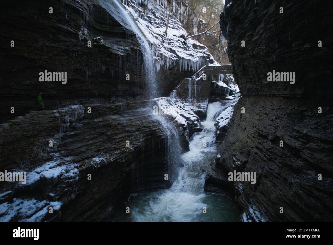 une cascade de cascades à l'intérieur d'une caverne. rainbow falls au parc régional de watkins glen à new york Banque D'Images