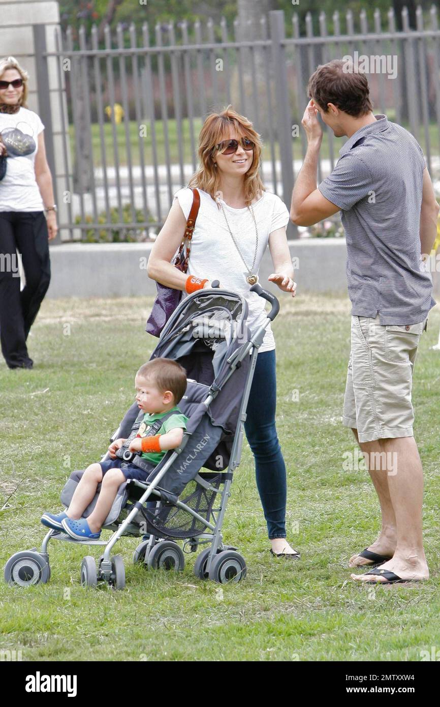 Mary Lynn Rajskub et son mari Matthew Rolph arrivent avec leur fils Valentine Anthony à Wadsworth Great Lawn pour le pique-nique annuel 21st A Time for Heroes Celebrity, profitant de la Fondation Elizabeth Glaser Pediatric AIDS. Los Angeles, Californie. 06/13/10. Banque D'Images