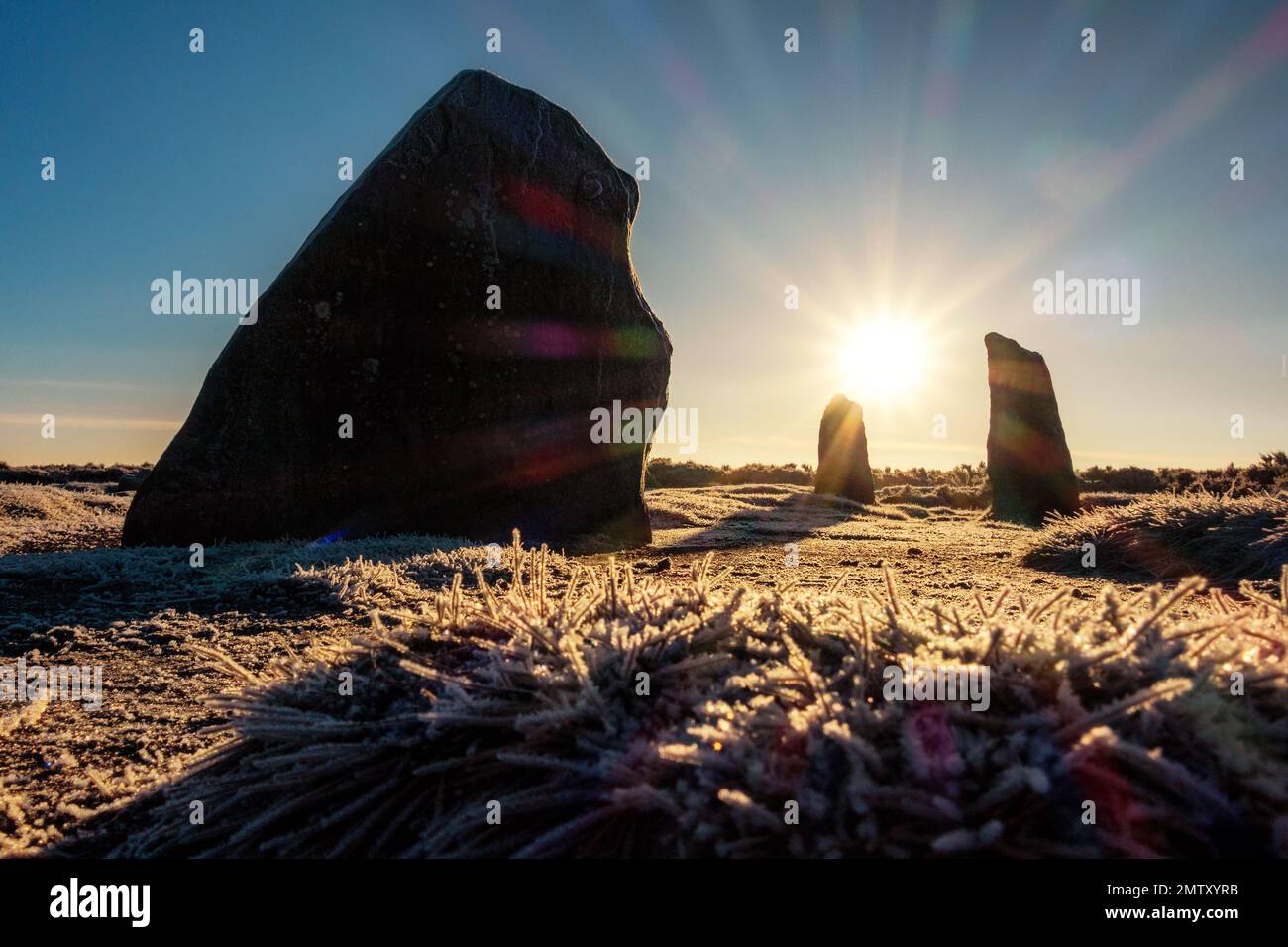 Le cercle de pierres des douze Apôtres sur la lande d'Ilkley, lors d'une journée froide d'hiver couverte de gel, avec un magnifique ciel bleu et une prise de soleil et une prise de vue en rafale Banque D'Images
