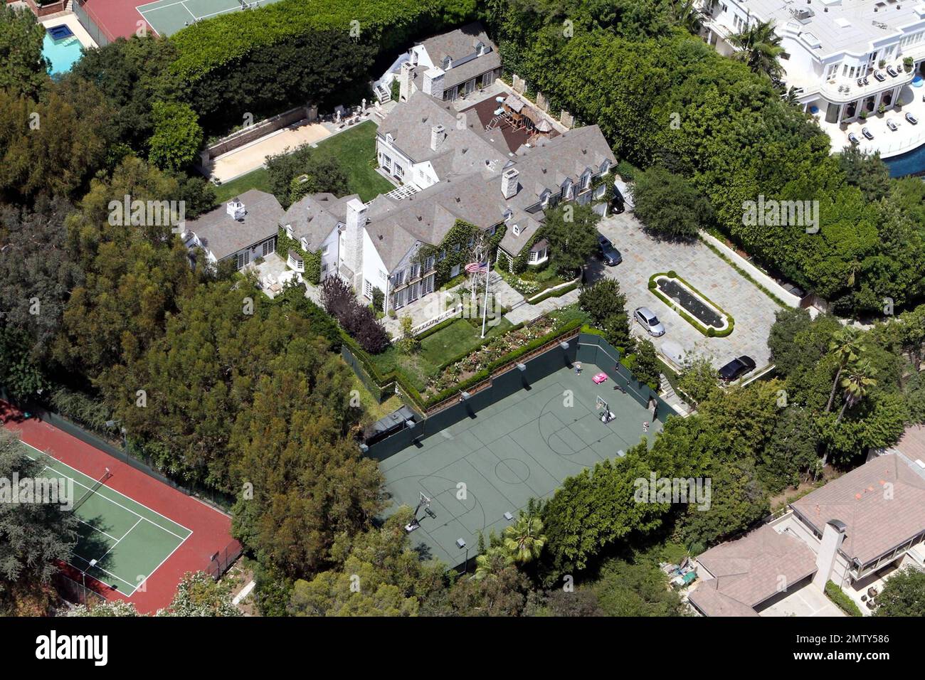 Vue aérienne de Tom Cruise et du manoir de Beverly Hills de Katie Holmes, $35 millions. La résidence de style traditionnel, construite de manière iginale comme une maison de 10 000 pieds carrés en 1937, a été agrandie il y a quatre ans et comprend maintenant sept chambres et neuf salles de bains. La maison, qui s'étend sur 1,3 hectares, est au bout d'une longue allée derrière les portes et comprend une piscine et un court de tennis. Beverly Hills, Californie. 8th août 2011. Banque D'Images