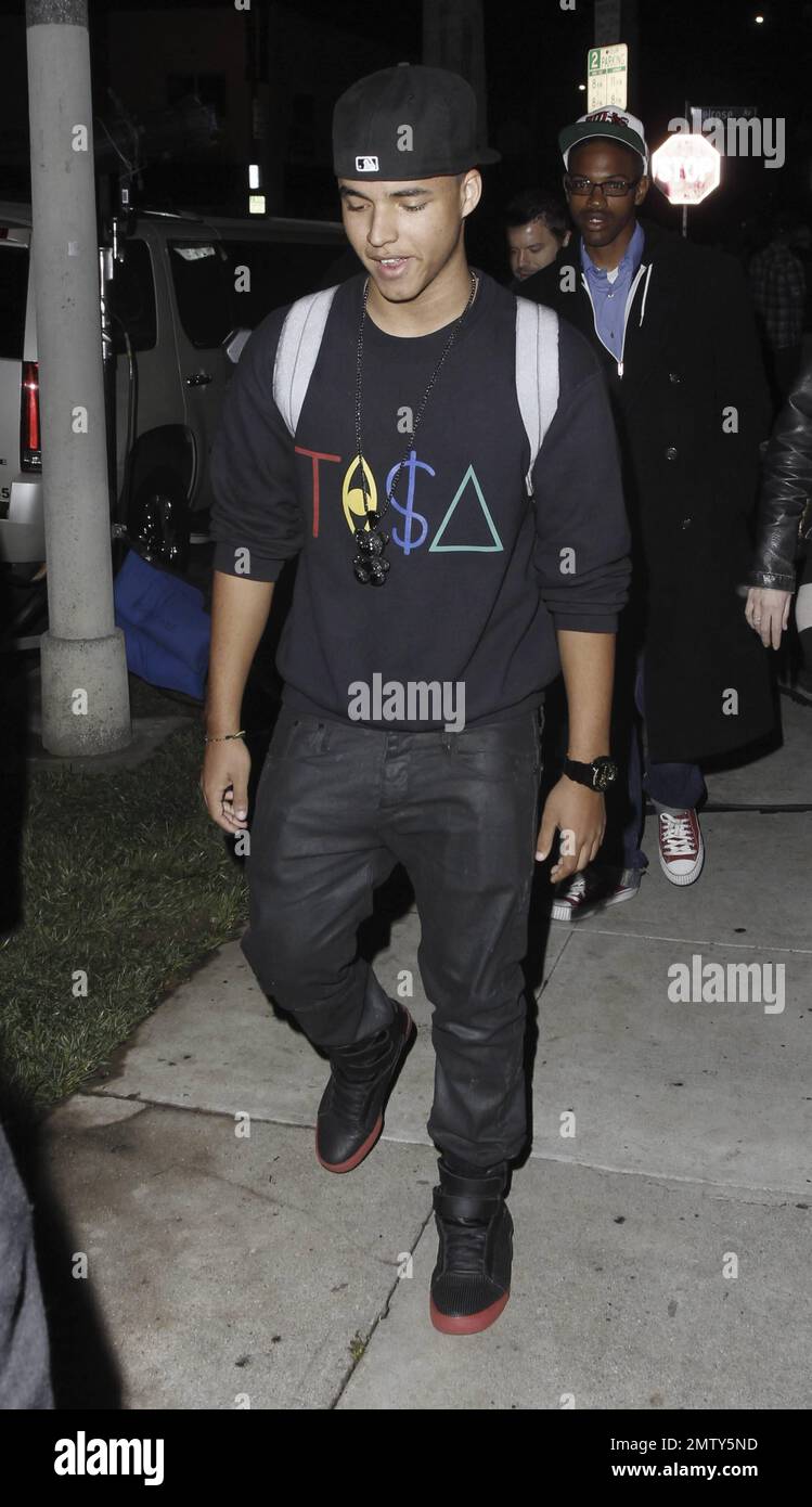 Alors que le mégastar Tom Cruise est à travers le monde au Festival du film de Dubaï, son fils Connor Antony, âgé de 16 ans, également appelé DJ C-squared, arrive au lancement du magasin phare de la nouvelle ère sur la célèbre Melrose Ave. Où il DJ pour l'événement. Ce n'est pas la première fois que le fils de Tom est repéré DJing, il a été rapporté que DJ C-squared, Connor Cruise, a secoué Siren Studios après l'AMA à un événement bénéfice. Los Angeles, Californie. 8th décembre 2011. Banque D'Images