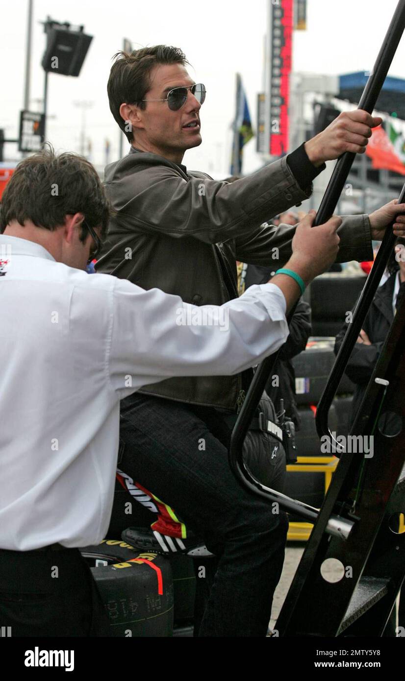 L'acteur Tom Cruise monte dans la boîte à fosse de Jeff Gordon où il regarde le Daytona 500 avec son fils Connor après avoir conduit la voiture de course pour commencer la course à Daytona Beach, FL. 2/15/09. Banque D'Images